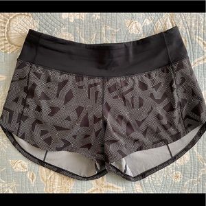 Lululemon Speed Up Mid-Rise Lined Short 4" Size 6